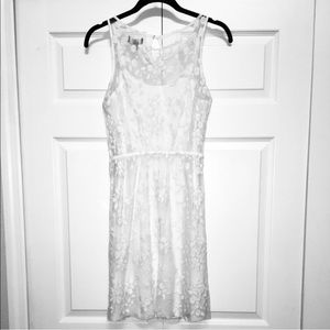 ELEGANT ELLE LACE DRESS-LIKE NEW CONDITION-CUTE AND COMFORTABLE. WEAR YEAR ROUND